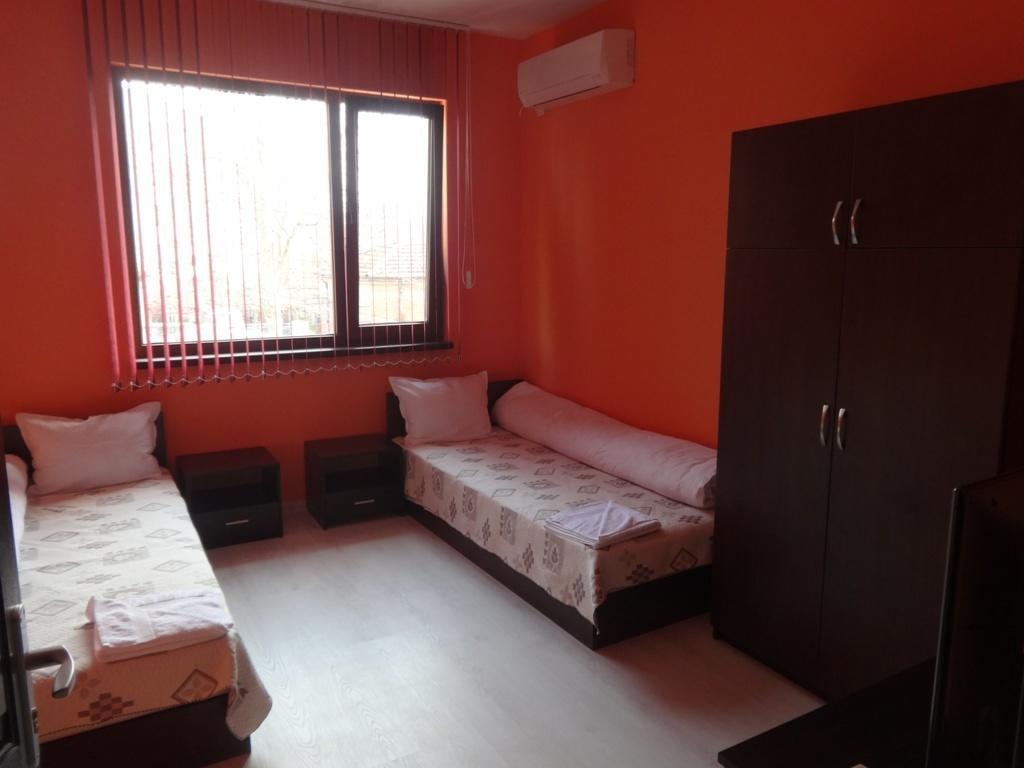 Guest House Karaulanov Elhovo  Exterior photo